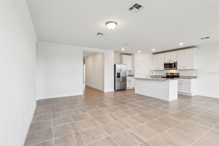 Spacious, unfurnished interior of a new home in Hamilton Bluff - Signature Series, Lake Hamilton (Image 19).