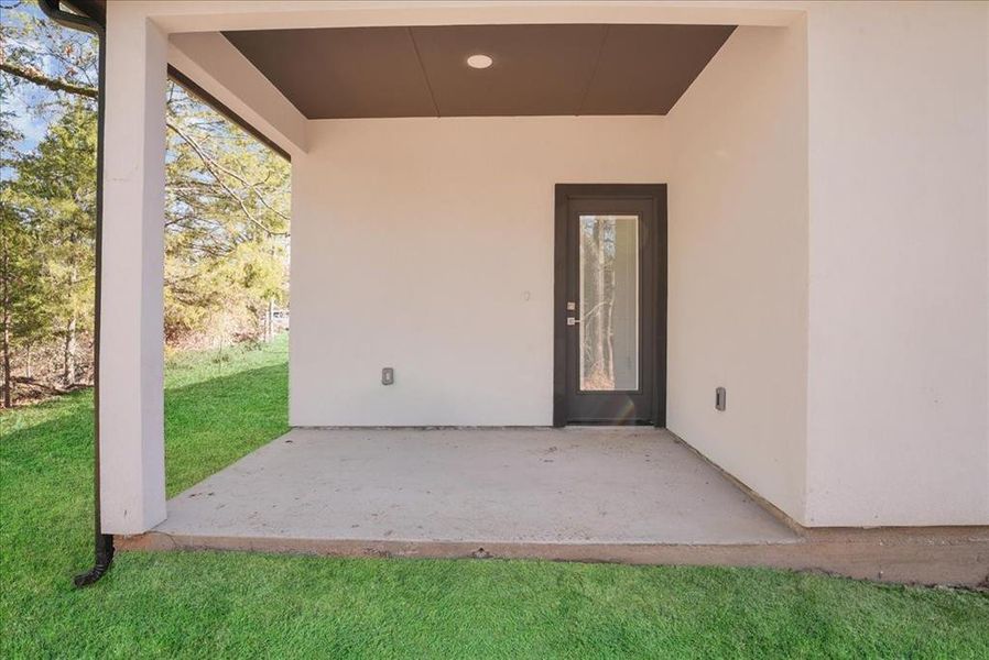 Exterior details and patio area of a home in , Mabank (Image 3).
