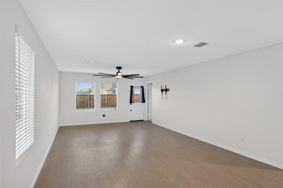 Spacious, unfurnished interior of a new home in Creekview, Pilot Point (Image 25).