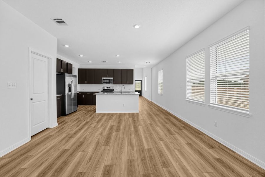 Spacious, unfurnished interior of a new home in Sunfield, Buda (Image 11).