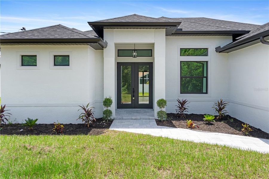 Exterior details and patio area of a home in , North Port (Image 4).