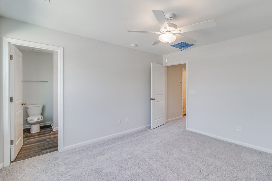 Spacious, unfurnished interior of a new home in Astoria, Columbia (Image 23).