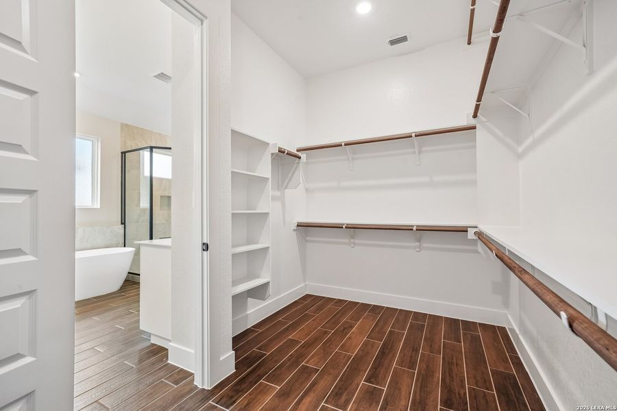 Spacious, unfurnished interior of a new home in Village at Three Oaks, Seguin (Image 18).