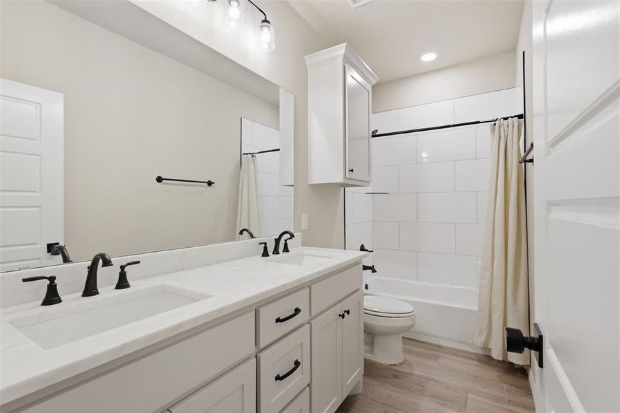 Furnished interior view inside a new home in , Saginaw (Image 8).