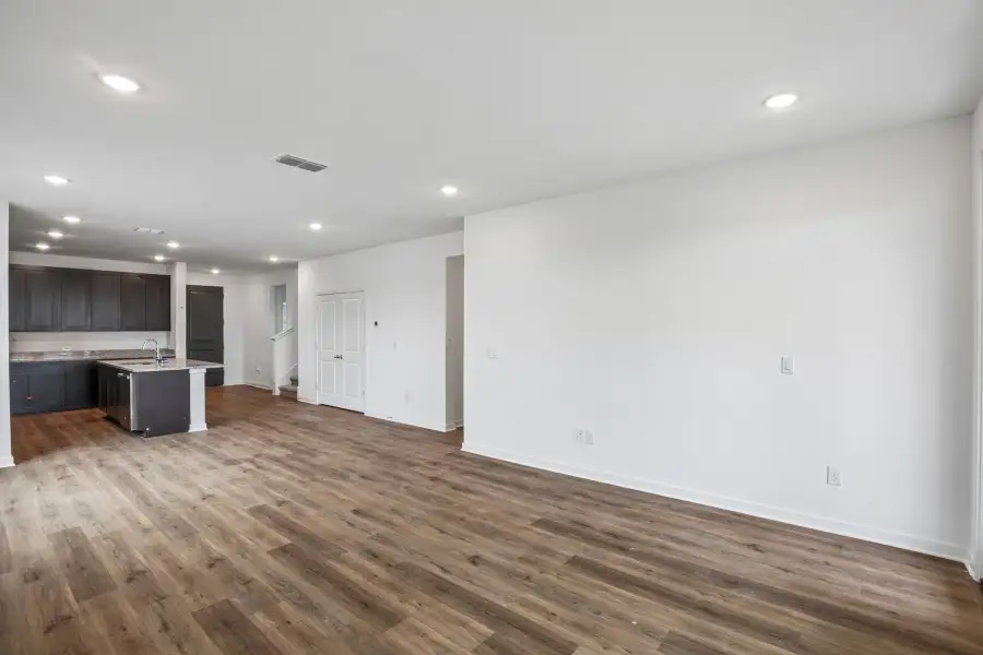 Spacious, unfurnished interior of a new home in Parkton Square, Kyle (Image 16).
