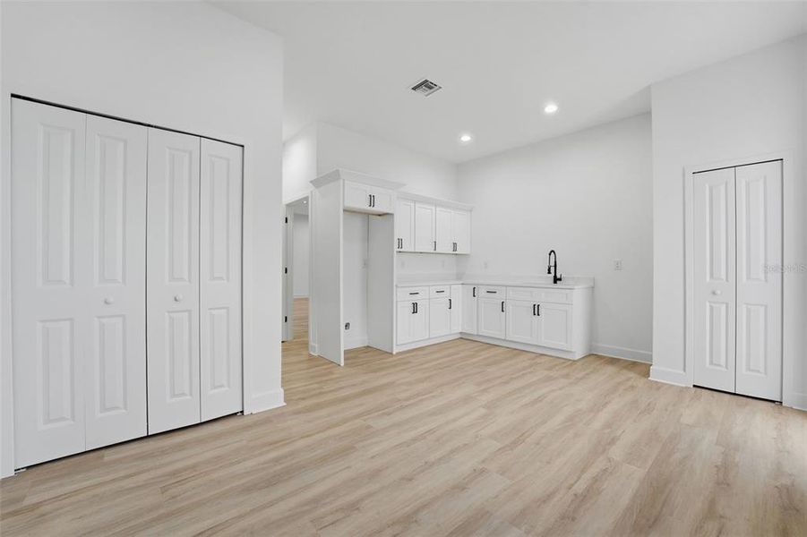 Spacious, unfurnished interior of a new home in , Port Charlotte (Image 15).