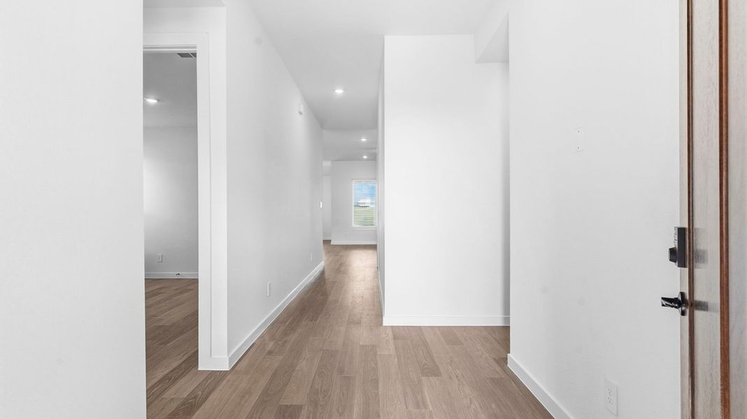 Spacious, unfurnished interior of a new home in Davis Harbor, League City (Image 19).