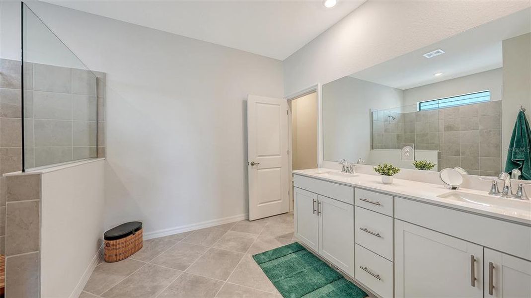 Furnished interior view inside a new home in , Venice (Image 10).