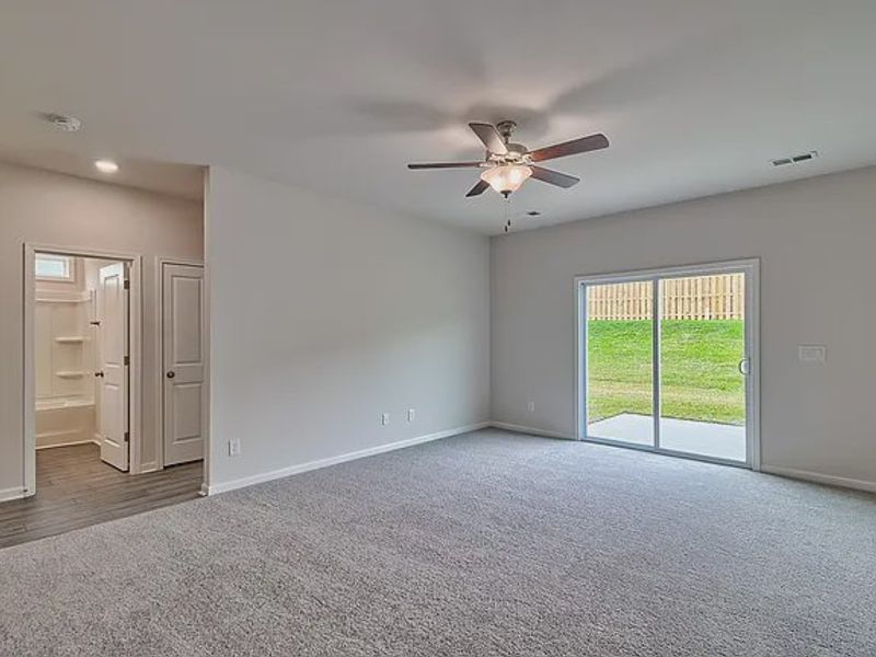 Spacious, unfurnished interior of a new home in Emanuel Creek, West Columbia (Image 9).