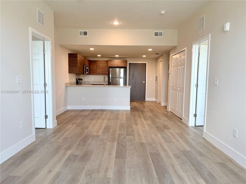 Spacious, unfurnished interior of a new home in , Orlando (Image 5).