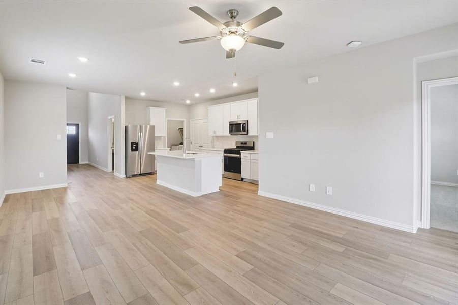 Spacious, unfurnished interior of a new home in Lakehaven - Spring Series, Farmersville (Image 18).