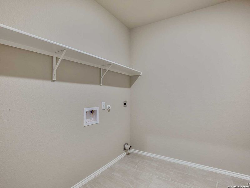 Spacious, unfurnished interior of a new home in Hannah Heights, Seguin (Image 27).