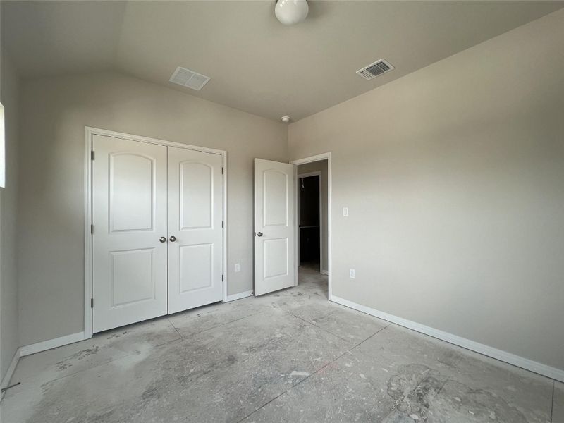 Spacious, unfurnished interior of a new home in Rolling Glen, Hutto (Image 16).