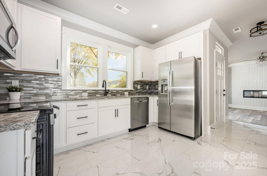 Granite countes, refrigerator conveys