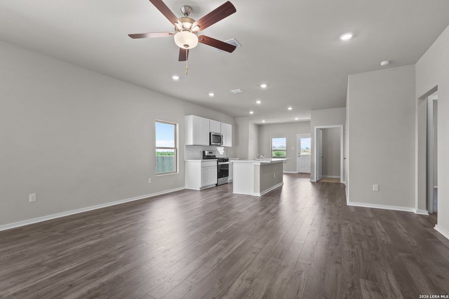 Spacious, unfurnished interior of a new home in The Parklands, Schertz (Image 28).