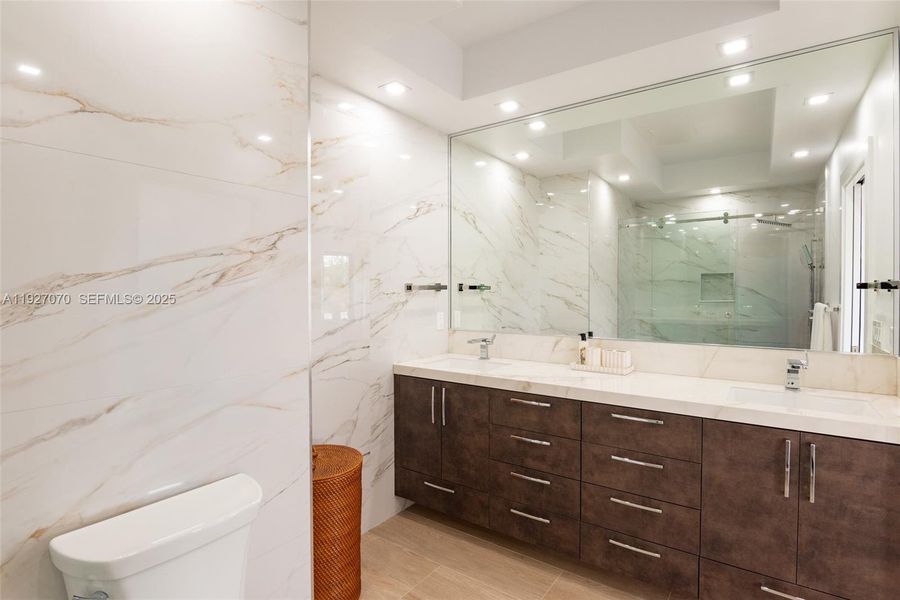 Master Bedroom #2 En Suite Master Bedroom #2 En Suite