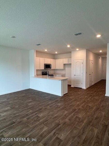 Spacious, unfurnished interior of a new home in The Landing, Middleburg (Image 22).