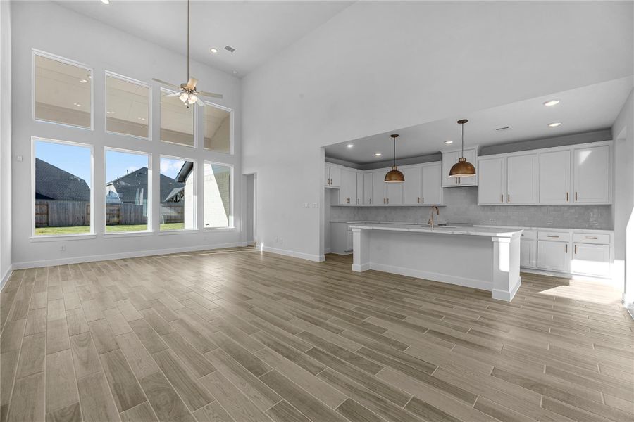 Representative image. Features, selections and colors may vary.