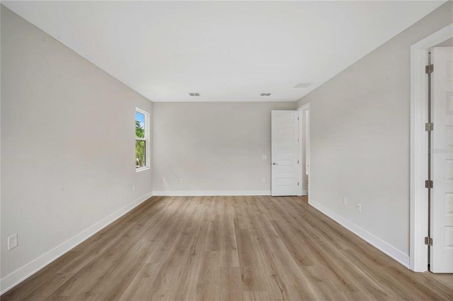 Spacious, unfurnished interior of a new home in , Tampa (Image 30).