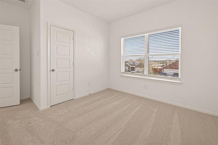 Spacious, unfurnished interior of a new home in Lago Mar, Texas City (Image 36).