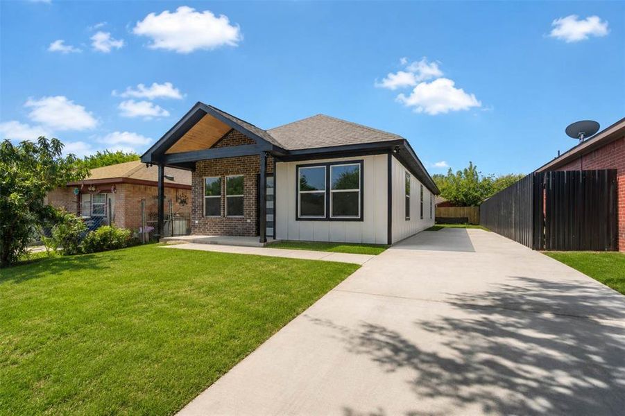 Front exterior of a new home in , Dallas, TX, highlighting curb appeal (Image 1). Front exterior of a new home in , Dallas, TX, highlighting curb appeal (Image 1).