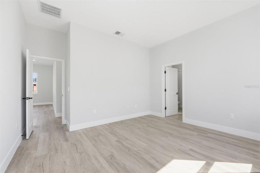 Spacious, unfurnished interior of a new home in , Ocala (Image 16).