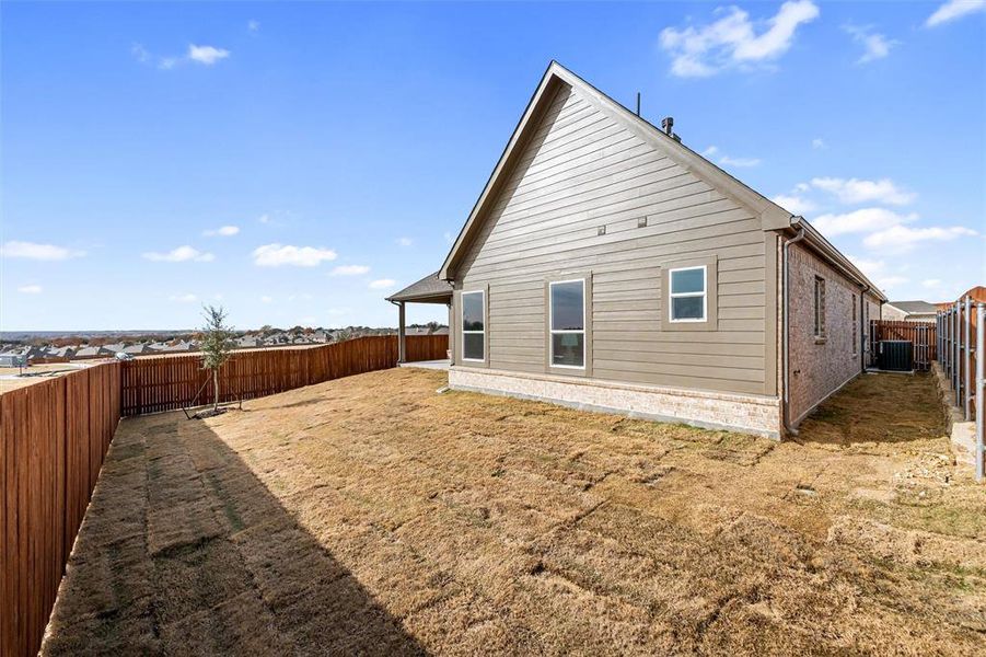 Exterior details and patio area of a home in Waterford Park, Weatherford (Image 28).
