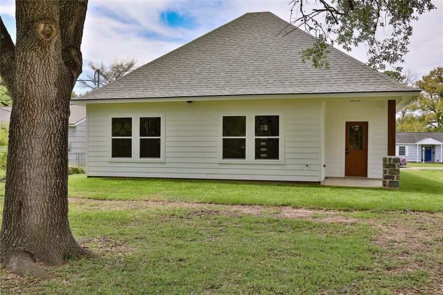 Exterior details and patio area of a home in , Lake Jackson (Image 18).