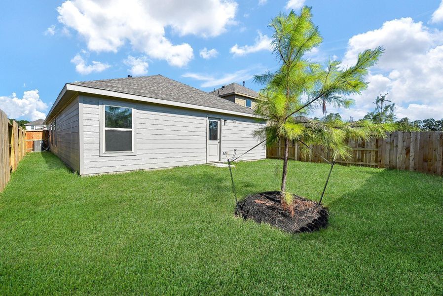 Exterior details and patio area of a home in Ladera Trails, Conroe (Image 23).
