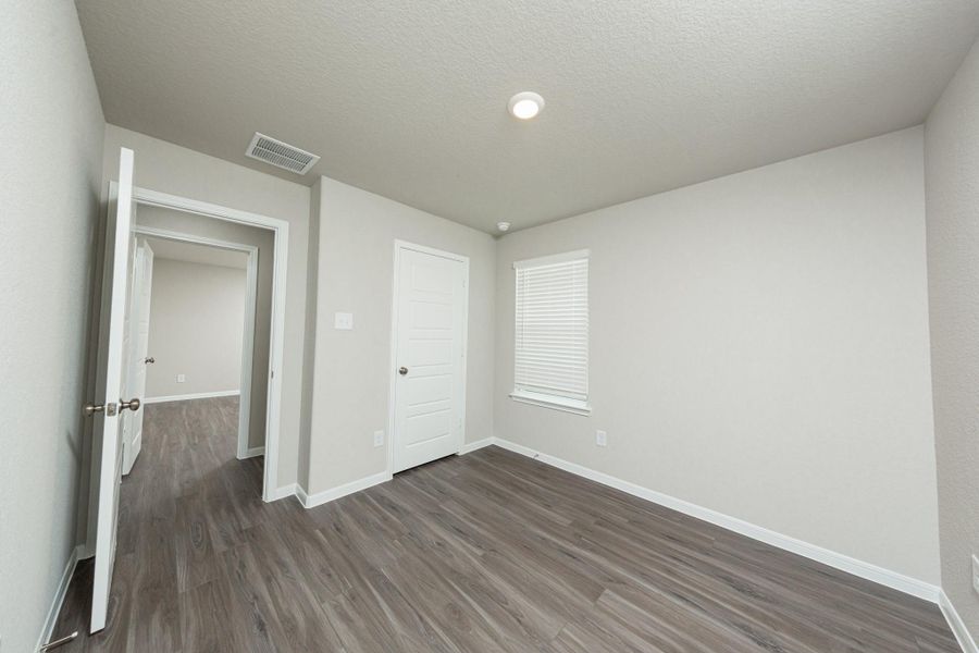 Spacious, unfurnished interior of a new home in Mackenzie Creek, Conroe (Image 13).