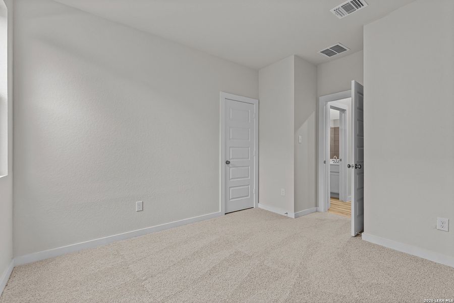 Spacious, unfurnished interior of a new home in Hacienda, San Antonio (Image 17).