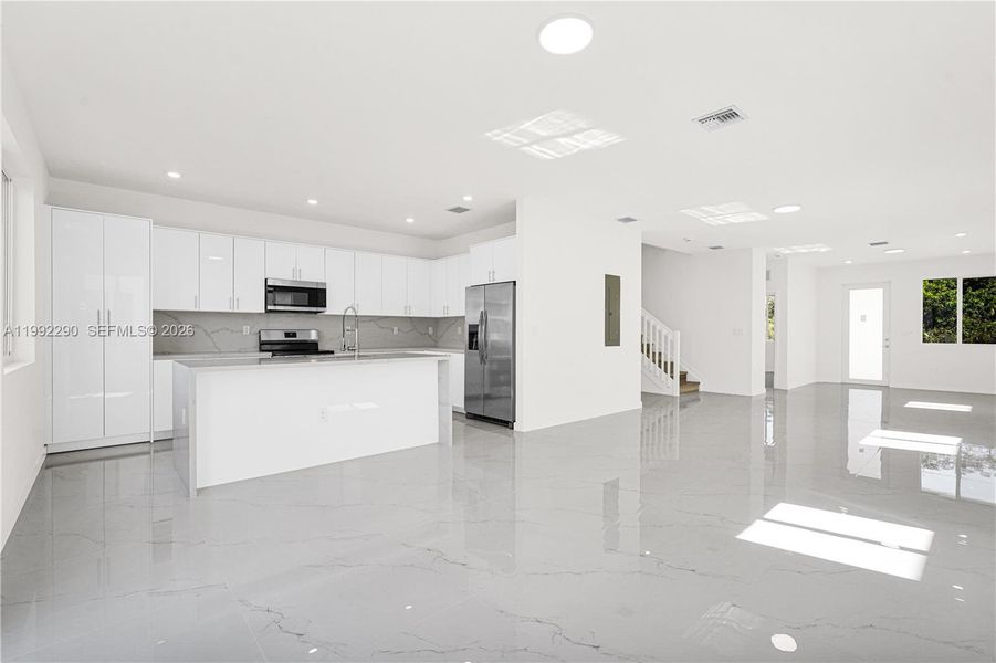 Spacious, unfurnished interior of a new home in , Miami (Image 24).
