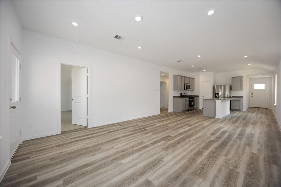 Spacious, unfurnished interior of a new home in Allison Park, Houston (Image 9).