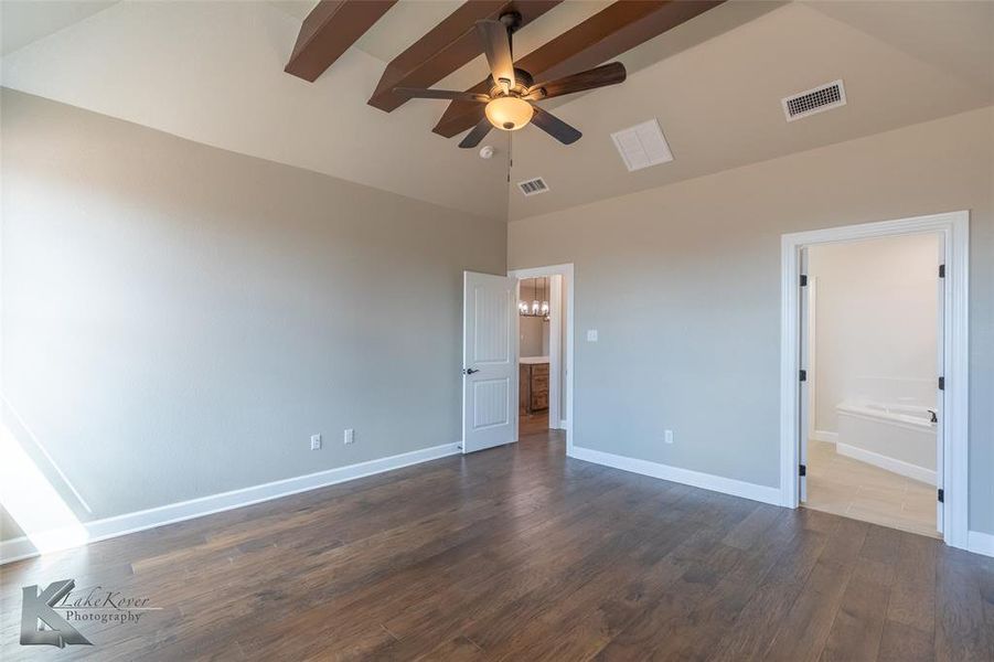 Spacious, unfurnished interior of a new home in , Abilene (Image 28).