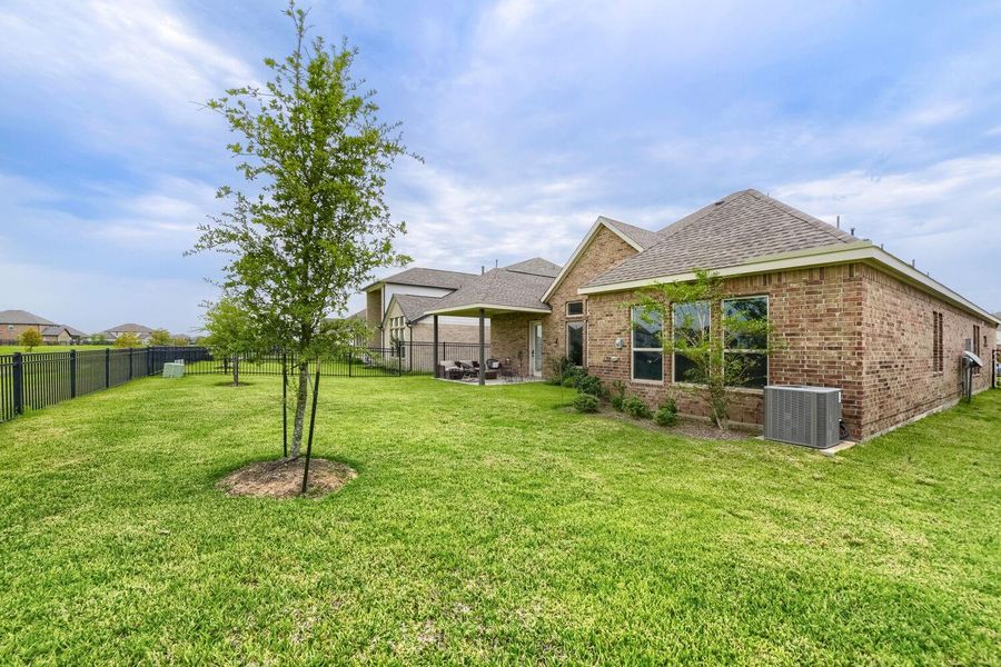 Exterior details and patio area of a home in , Katy (Image 4).