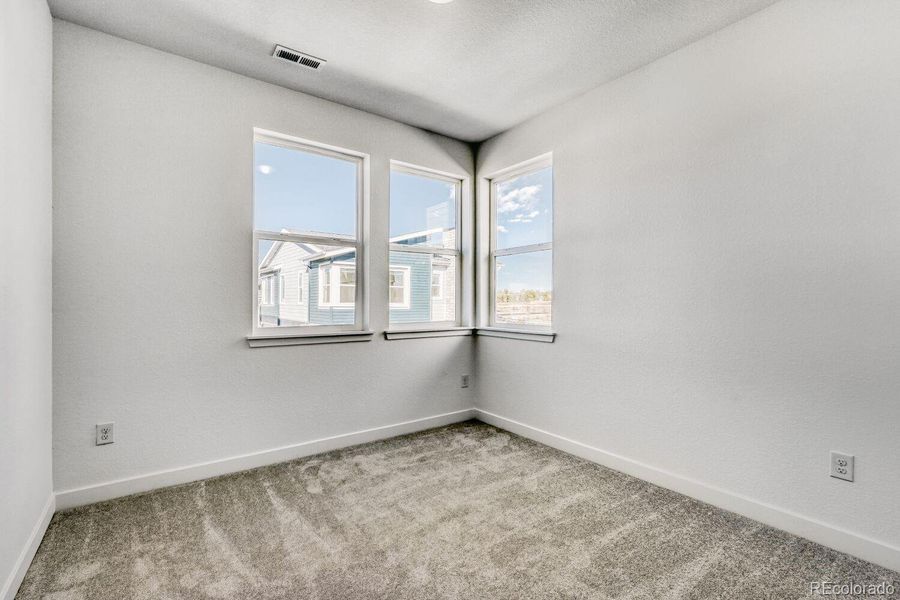 Spacious, unfurnished interior of a new home in Vermilion Creek, Centennial (Image 11).