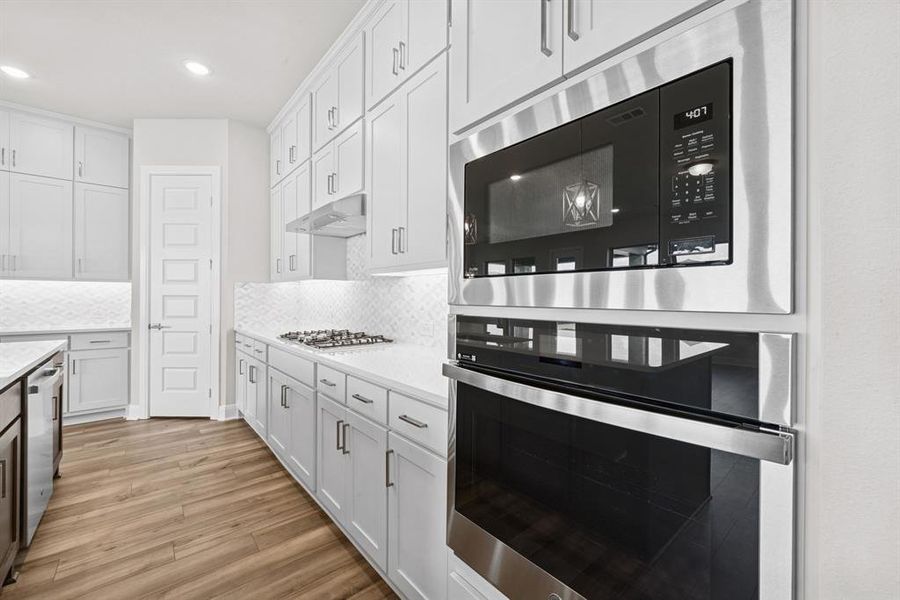Furnished interior view inside a new home in Myrtle Creek, Waxahachie (Image 10).