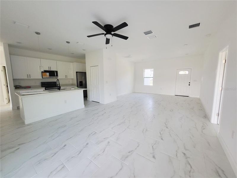 Spacious, unfurnished interior of a new home in , Palm Bay (Image 10).