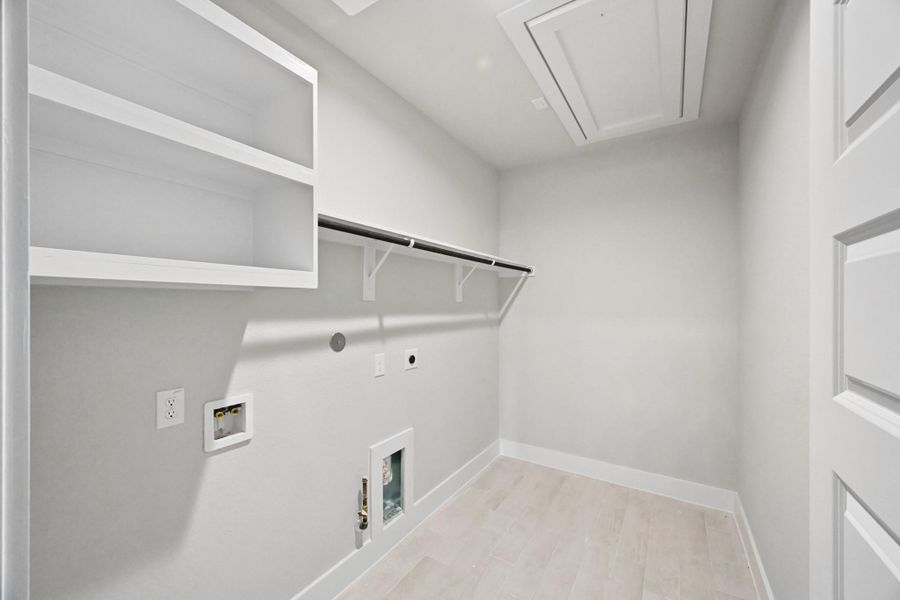 Spacious, unfurnished interior of a new home in Barton Creek Ranch, Conroe (Image 32).