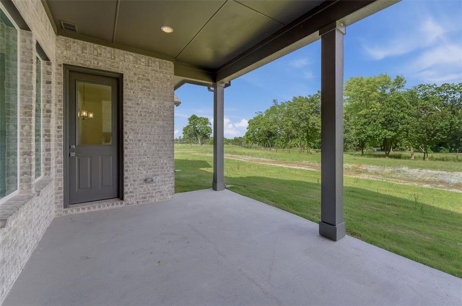 Exterior details and patio area of a home in Grayson Ridge, Van Alstyne (Image 21).