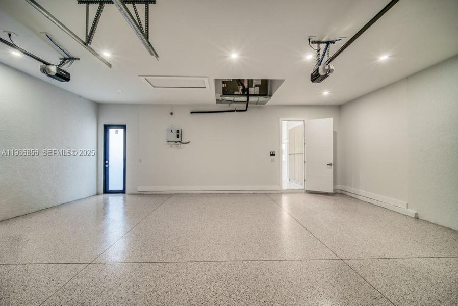 Spacious, unfurnished interior of a new home in , Cape Coral (Image 27).