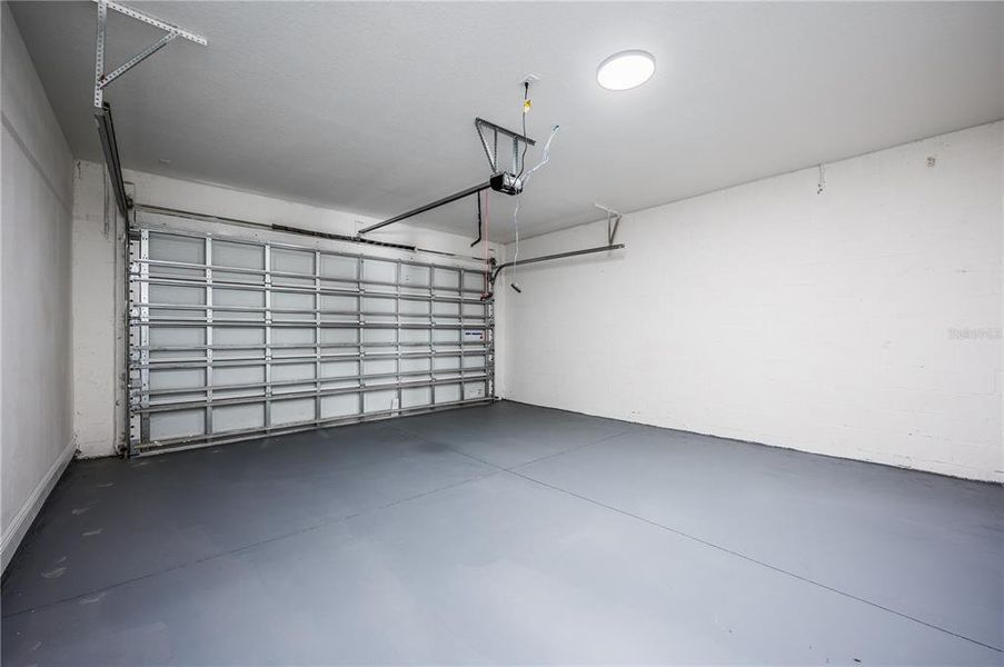 Spacious, unfurnished interior of a new home in , Tampa (Image 28).