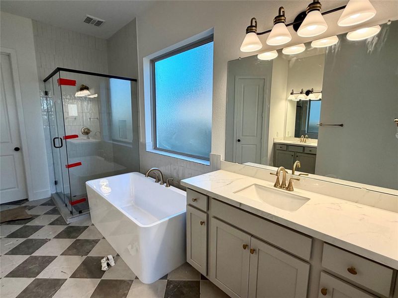 This main bath has style