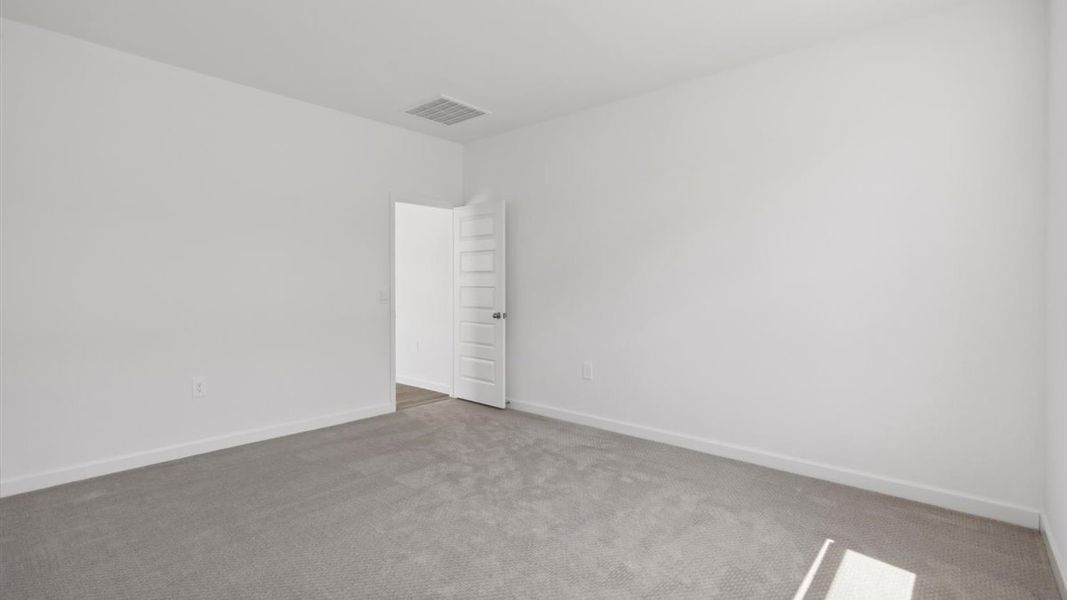 Spacious, unfurnished interior of a new home in Entrada Del Oro, Gold Canyon (Image 16).