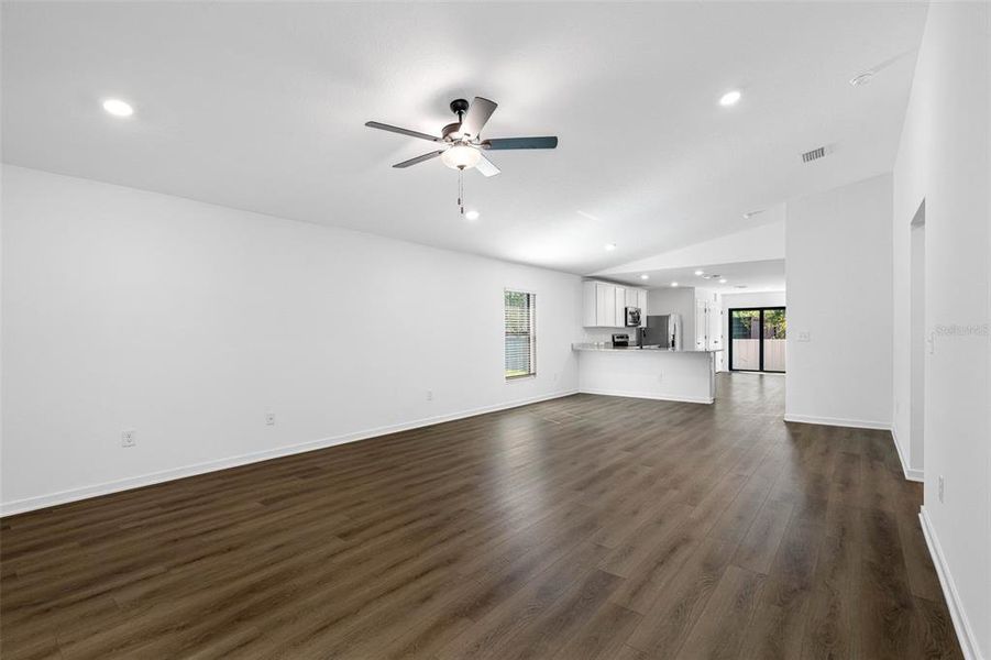 Spacious, unfurnished interior of a new home in Spring Hill, Spring Hill (Image 11).