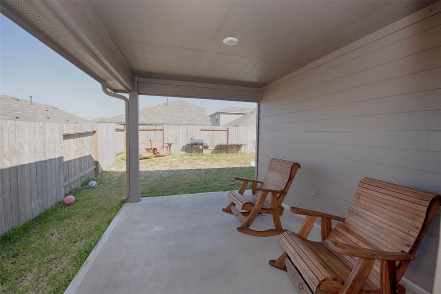 Spacious back patio for relaxing and outdoor dining. Spacious back patio for relaxing and outdoor dining.