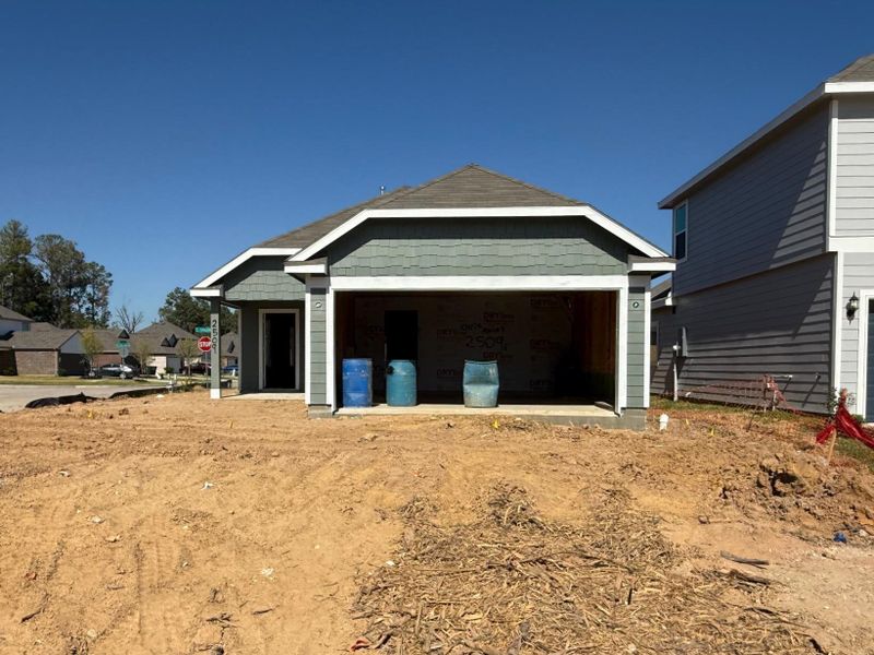 Exterior details and patio area of a home in Cliffstone Hills, Conroe (Image 3).