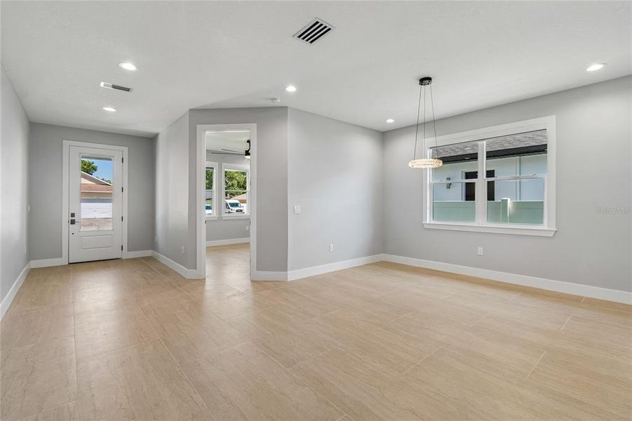 Spacious, unfurnished interior of a new home in , Tampa (Image 25).