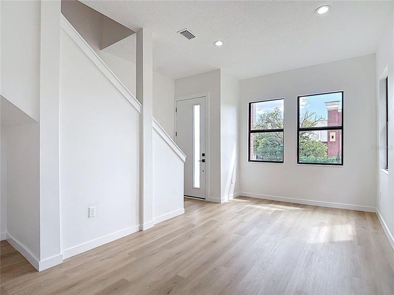 Spacious, unfurnished interior of a new home in , Tampa (Image 12).