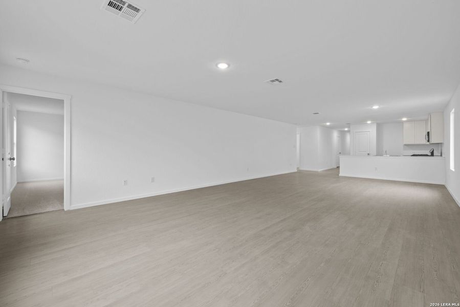 Spacious, unfurnished interior of a new home in Voss Farms, New Braunfels (Image 8).